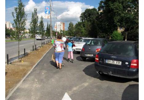 ILEGAL. Pe bulevardul Dacia, în zona cunoscută sub denumirea Zig-Zag, pietonii au ajuns să circule de-a dreptul printre maşini, iar în urmă cu trei săptămâni un pensionar a căzut victimă unui şofer care a încercat să-şi scoată autoturismul din parcare